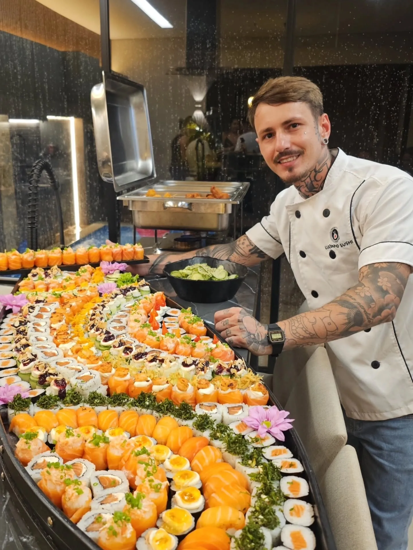 Luizinho preparando sushi